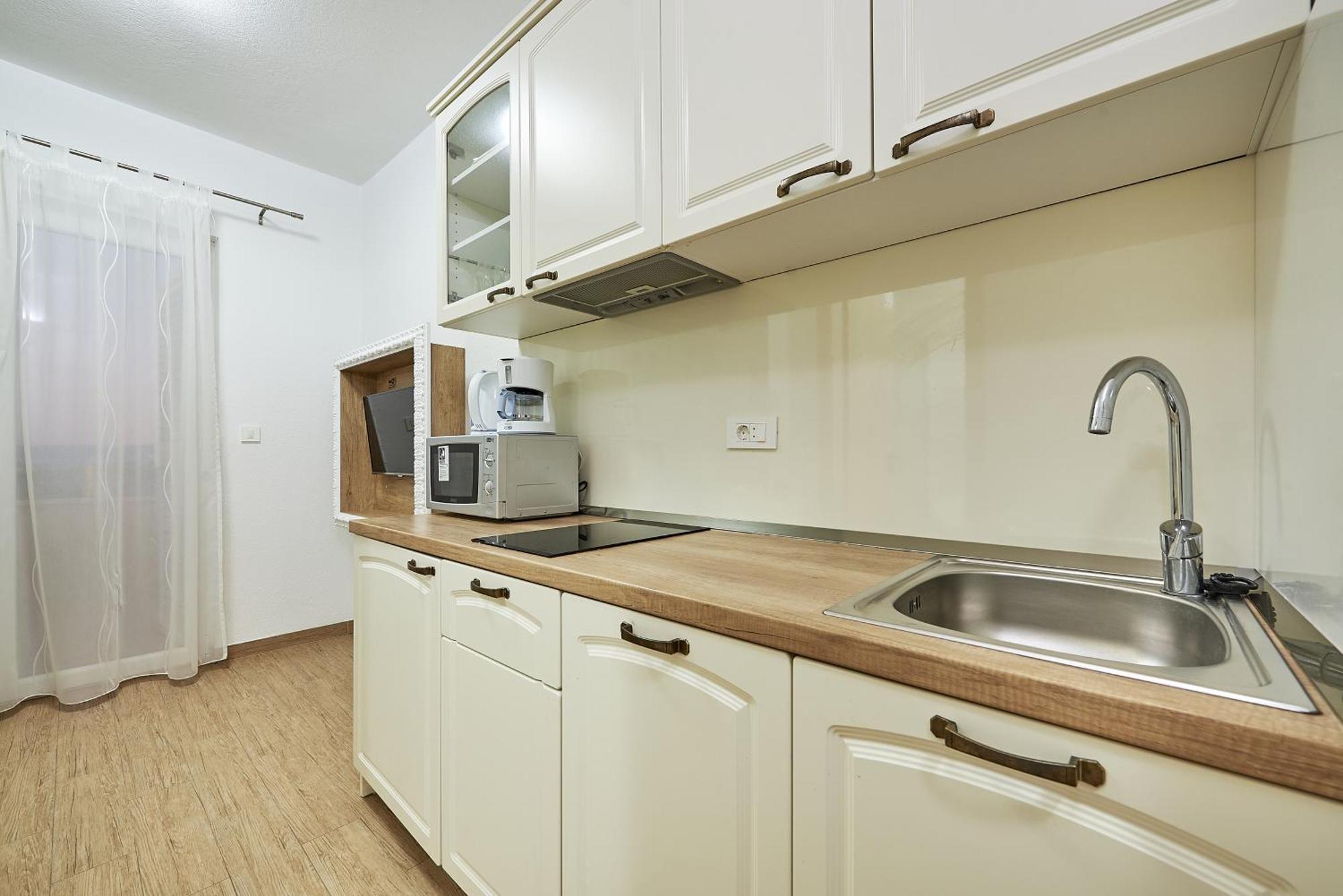 Apartments With A Parking Space Mavarstica, Ciovo - 17803 تروغير الغرفة الصورة